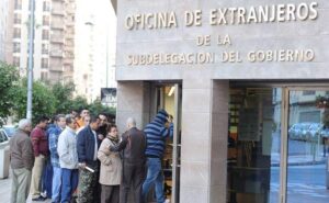 إسبانيا تسوية أوضاع 500.000 مهاجر في 2026