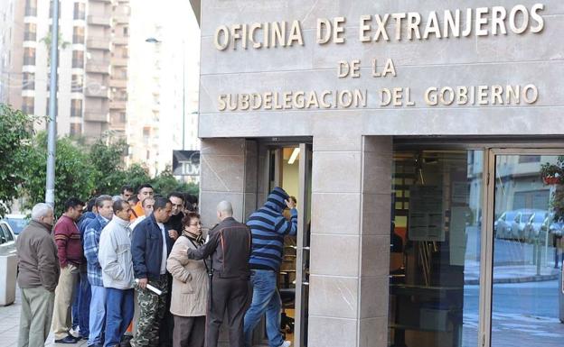 إسبانيا تسوية أوضاع 500.000 مهاجر في 2026